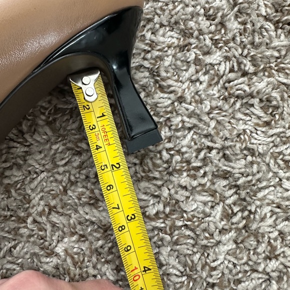 Chic Two-Tone Tan and Black Heels! - Picture 5 of 5